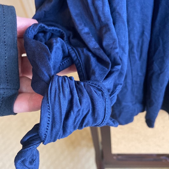 Chaps Navy cold shoulder top. 2X - Picture 6 of 8